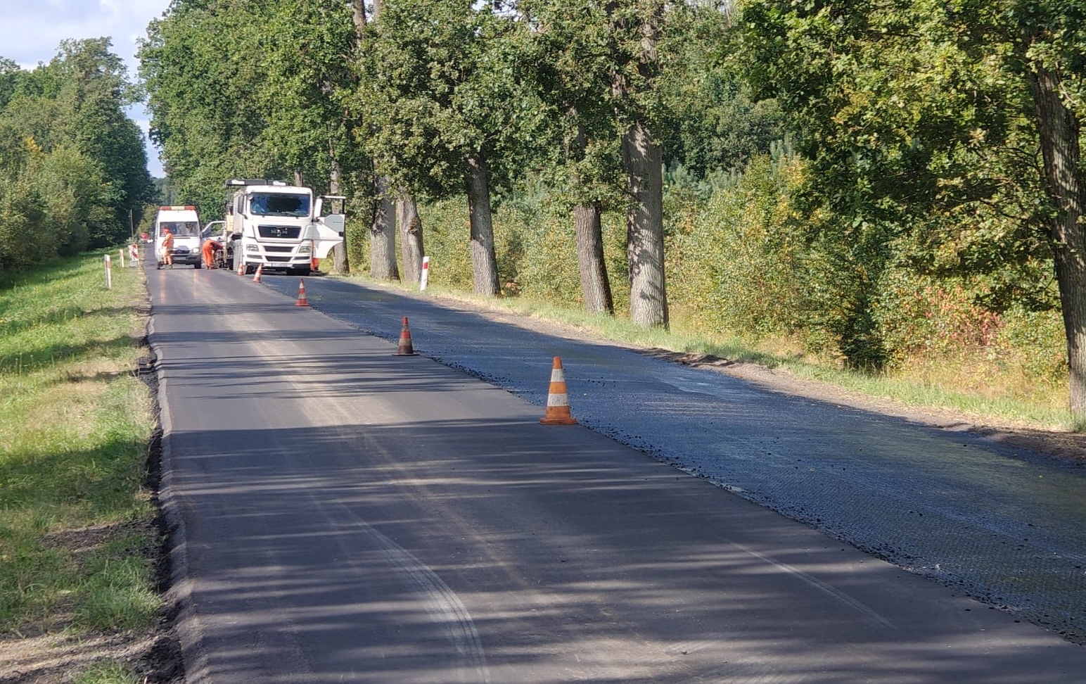 Prace budowlane przy drogach, powiatowej nr 1095 L i  wojewódzkiej nr 815