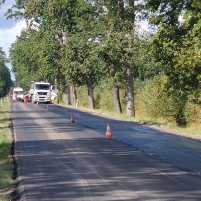 Prace budowlane przy drogach, powiatowej nr 1095 L i  wojewódzkiej nr 815. [08.2025]